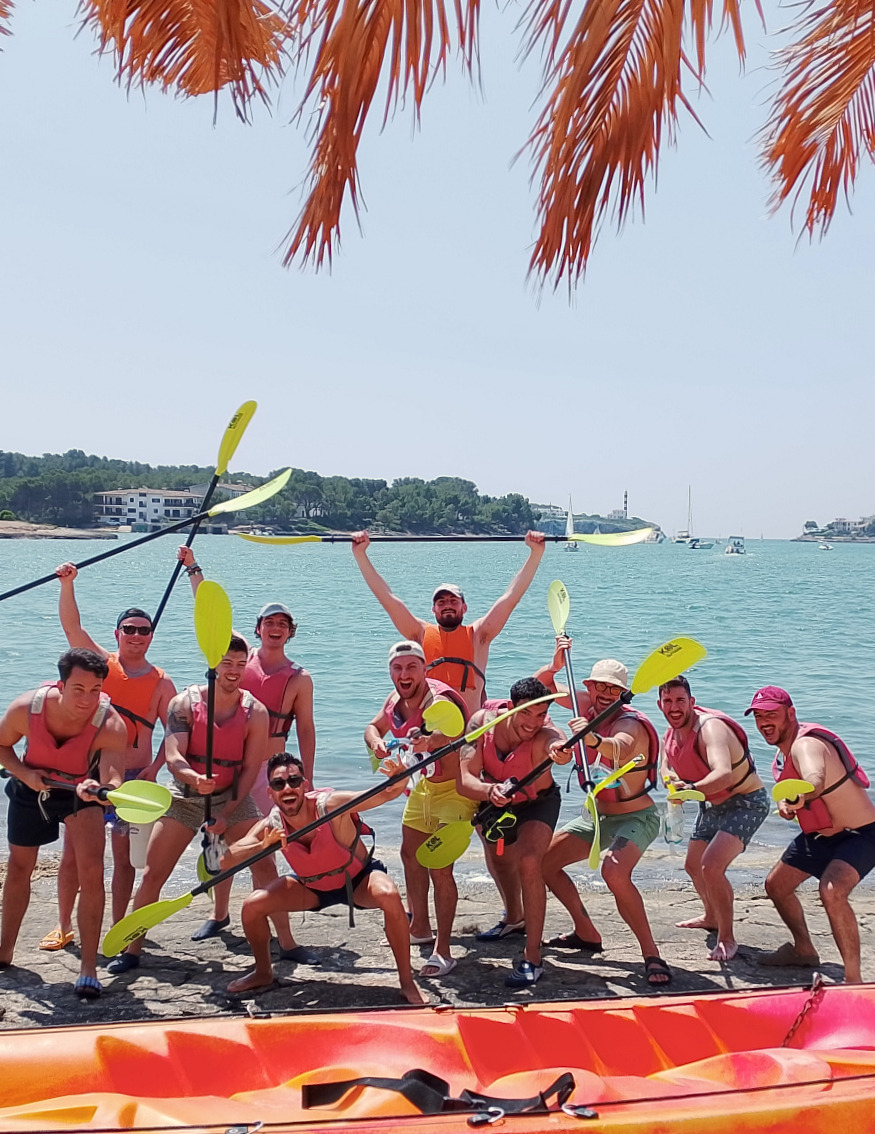 Grupo de amigos durante una excursión en kayak en la bahía de Portocolom