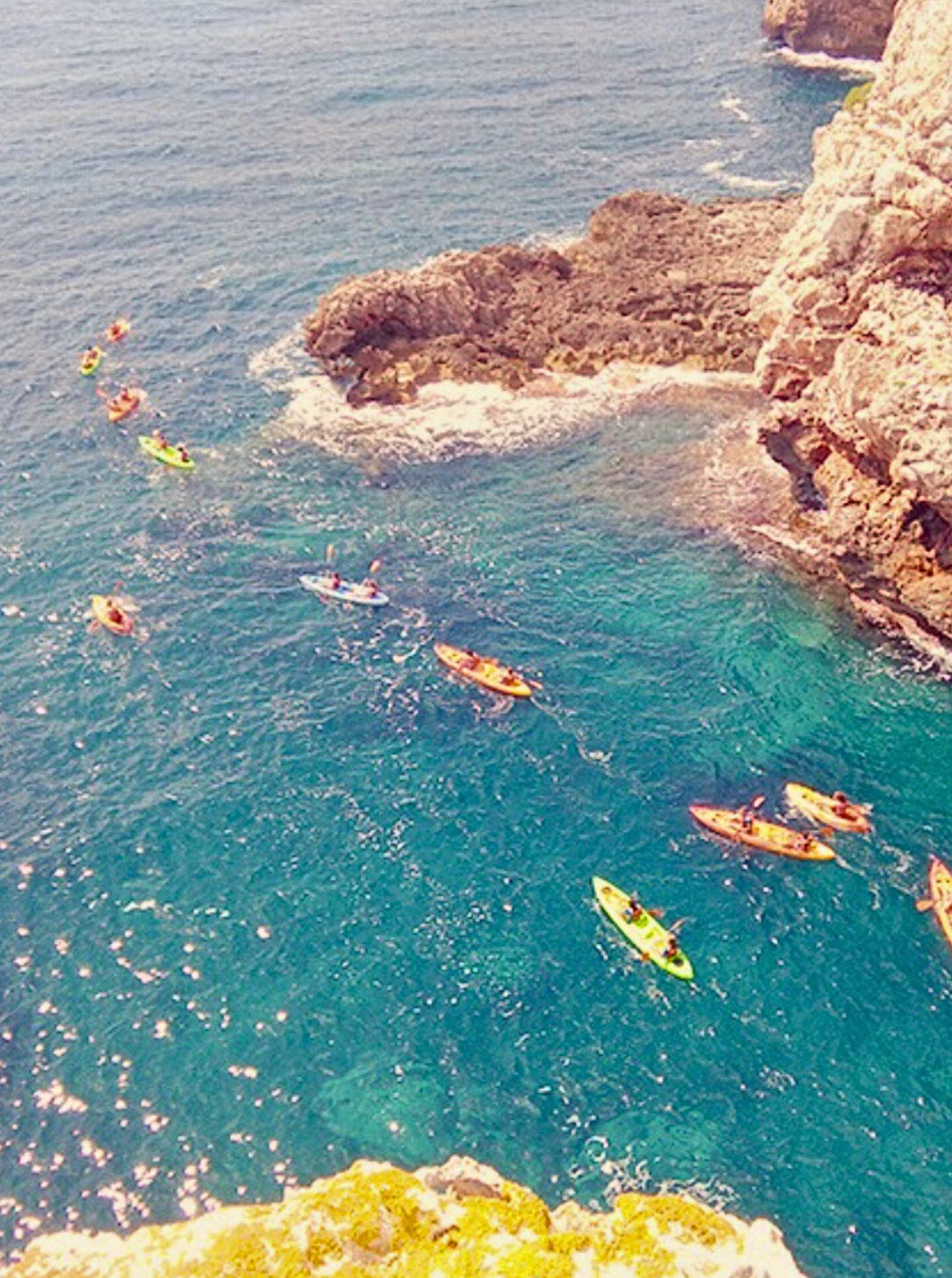 Grupo durante una excursión guiada en kayak en Portocolom