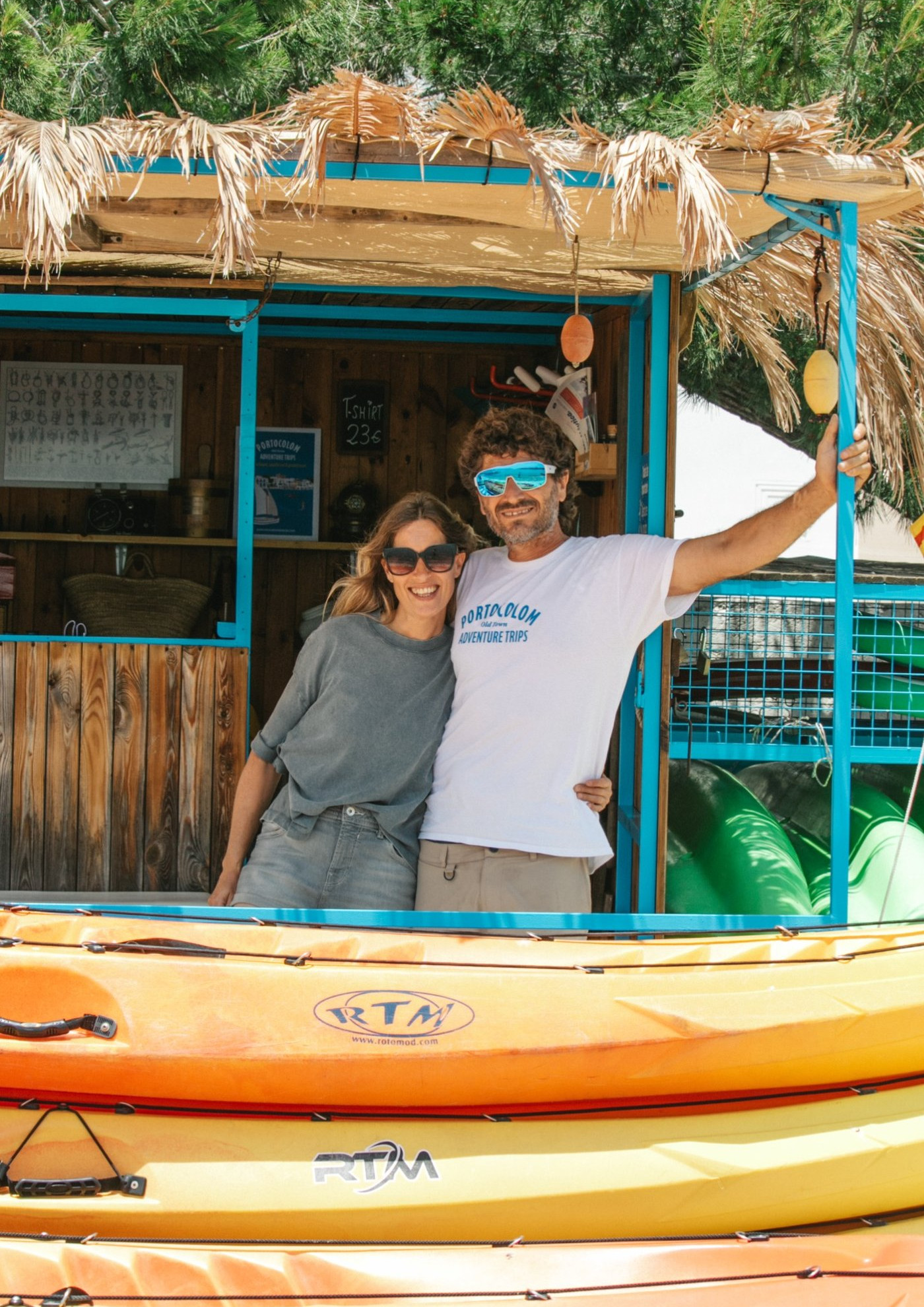 Marc y Marije en el punto de salida único de las excursiones en kayak en Portocolom